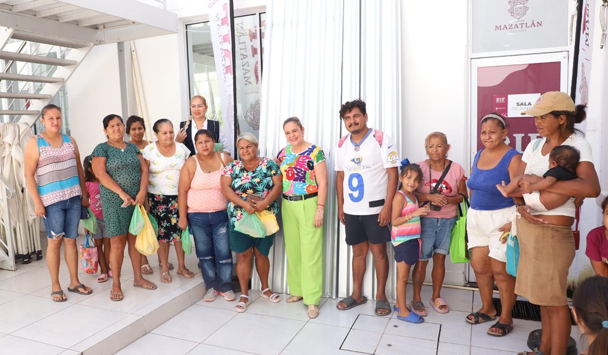 Entrega DIF Mazatlán láminas galvanizadas a 80 familias del puerto