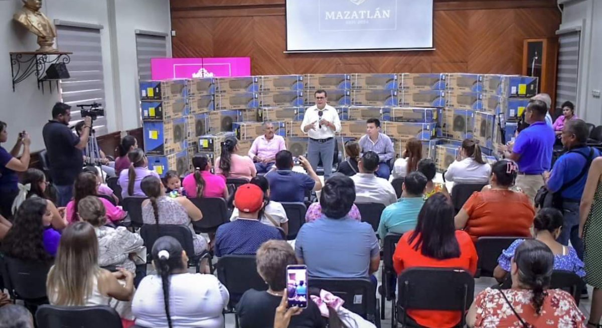 Entrega Gobierno de Mazatlán 36 minisplits a 20 escuelas de la ciudad