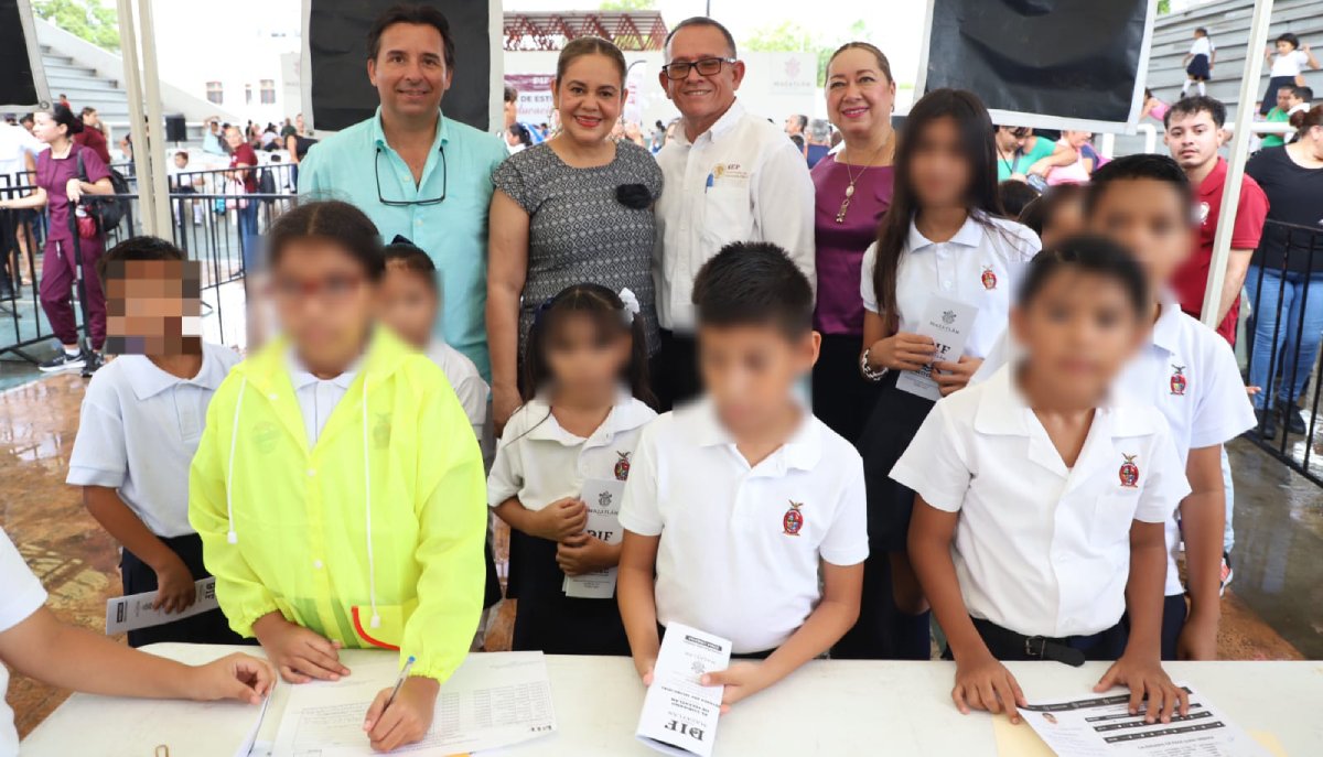 Estudiantes de primaria en Mazatlán reciben beca Probec por parte del Sistema DIF