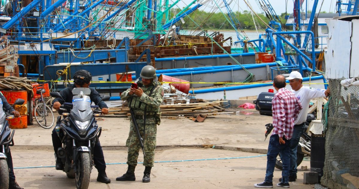 Explosión de embarcación en reparación deja un muerto y un herido en Mazatlán