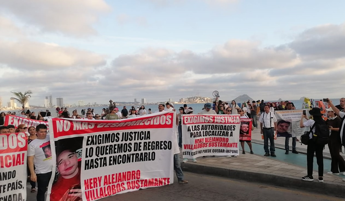 Familiares de personas privadas de la libertad se manifiestan en el malecón de Mazatlán