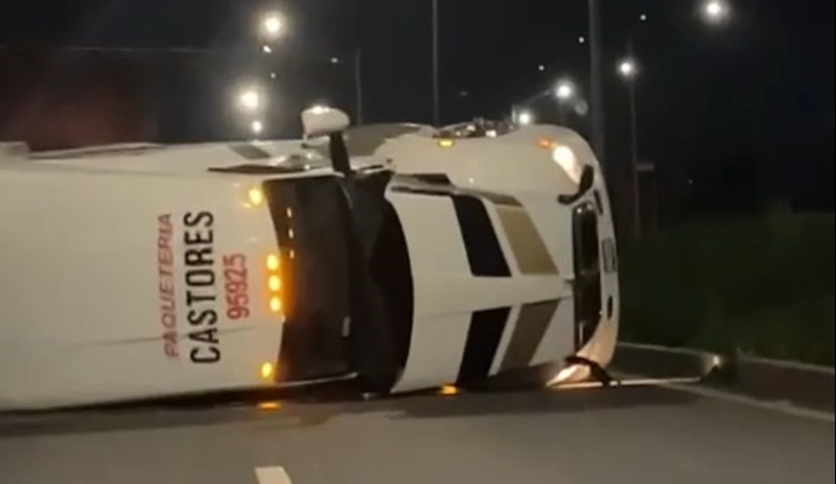Fuerte accidente sobre La Costerita en Culiacán: hay un tráiler volcado y una camioneta incendiada