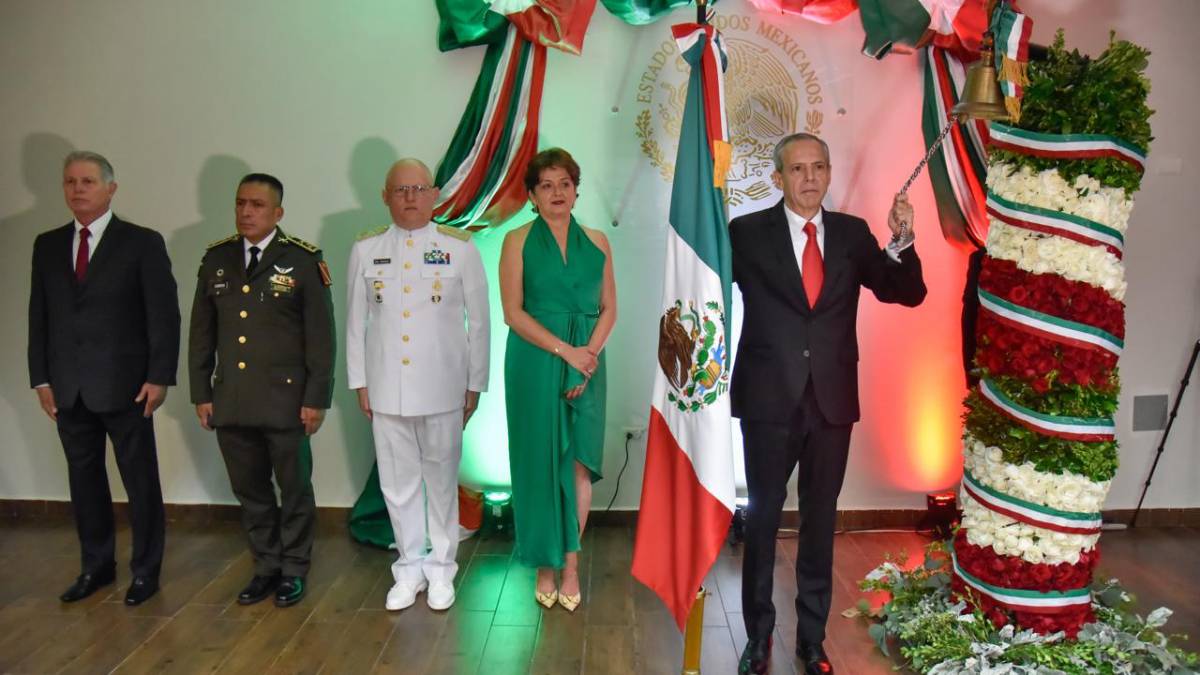 Grita Ahome quedito ¡Viva México! Pero lo hizo sin su pueblo este 15 de septiembre en la explanada de Palacio