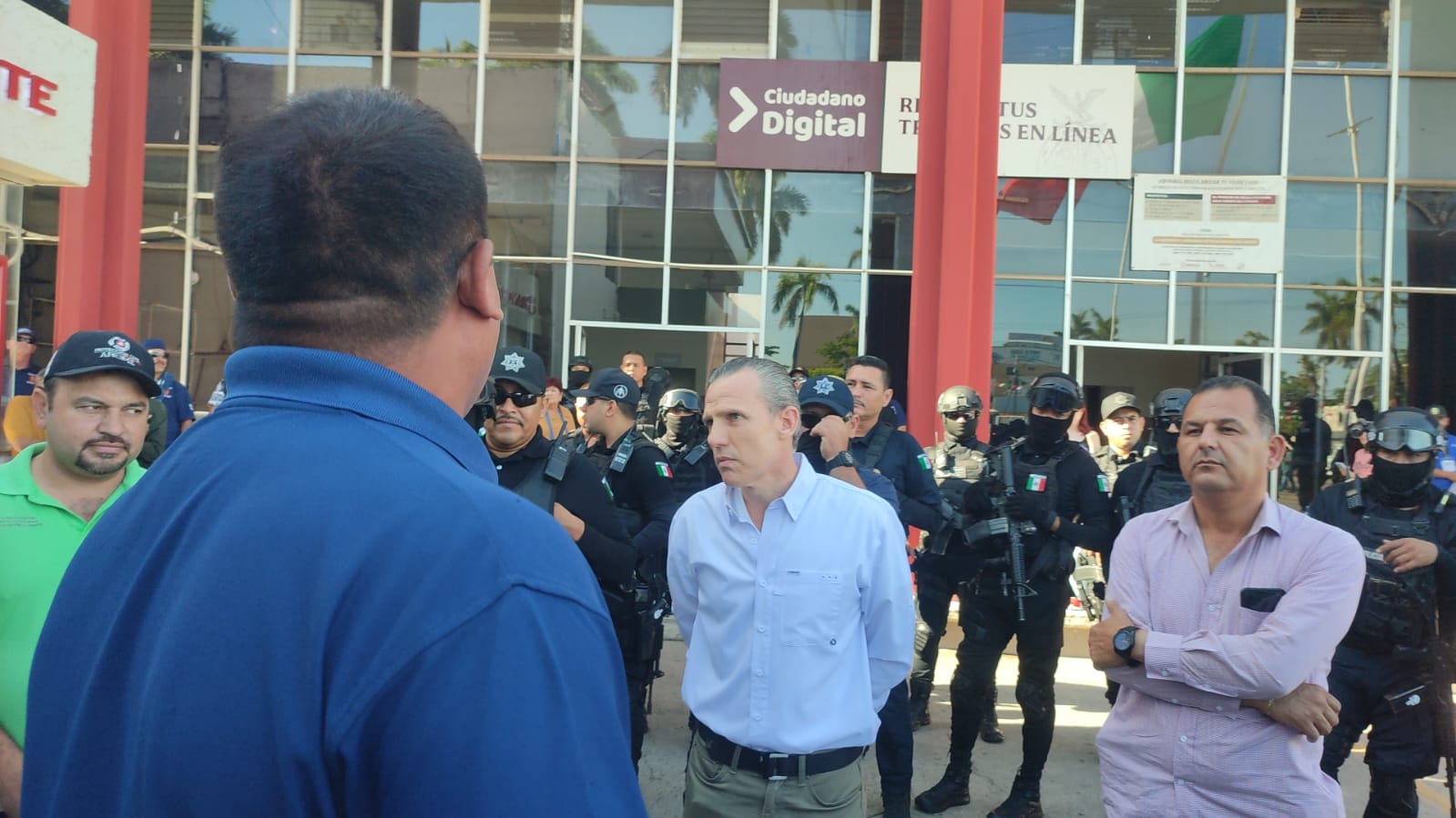 Se acaloran ánimos en medio de manifestación contra secretario de Seguridad y Protección Civil de Ahome