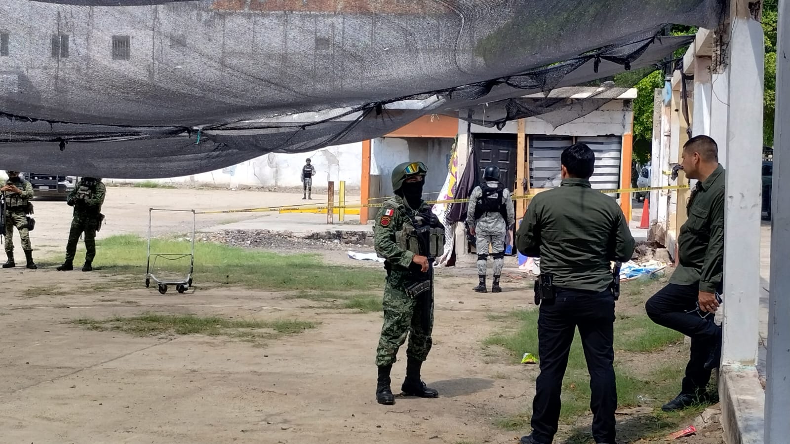 Encuentran asesinado a un hombre en estacionamiento abandonado de Culiacán