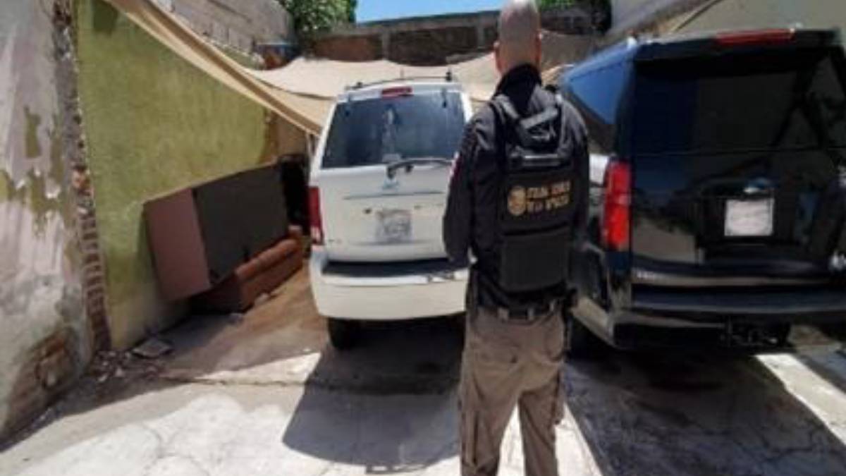 Hallan una patrulla clonada de la Fiscalía de Sinaloa y vehículos blindados en cateo en Culiacán