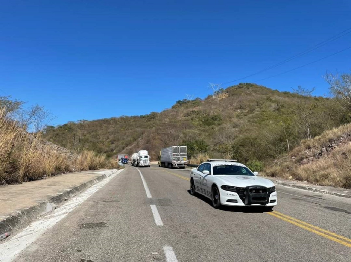 Se desprende remolque con pepinos y provoca cierre parcial en la autopista Mazatlán–Durango