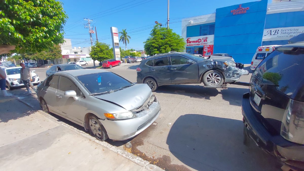 Accidente en el sector centro de Los Mochis deja dos personas lesionadas y daños materiales
