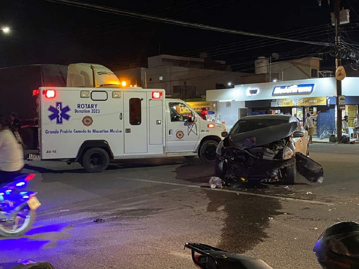 Aparatoso choque entre carro y camioneta en Villa Unión deja daños materiales