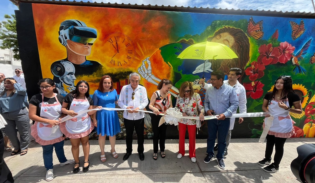 Kena Moreno inaugura mural sobre el medio ambiente en el Centro de Integración Juvenil de Guasave