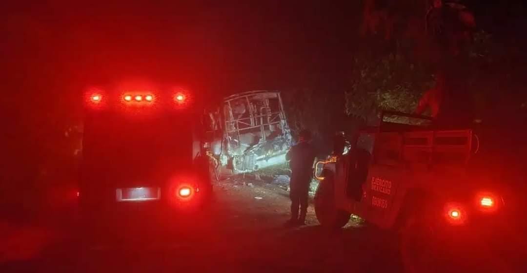 Grupo armado incendió camión de pasajeros para bloquear paso durante balacera en La Rastra, Rosario