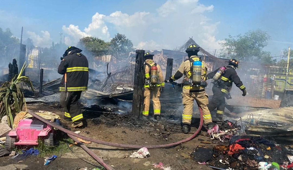 Incendio arrasa con viviendas de madera en la Ampliación Bugambilias de Mazatlán