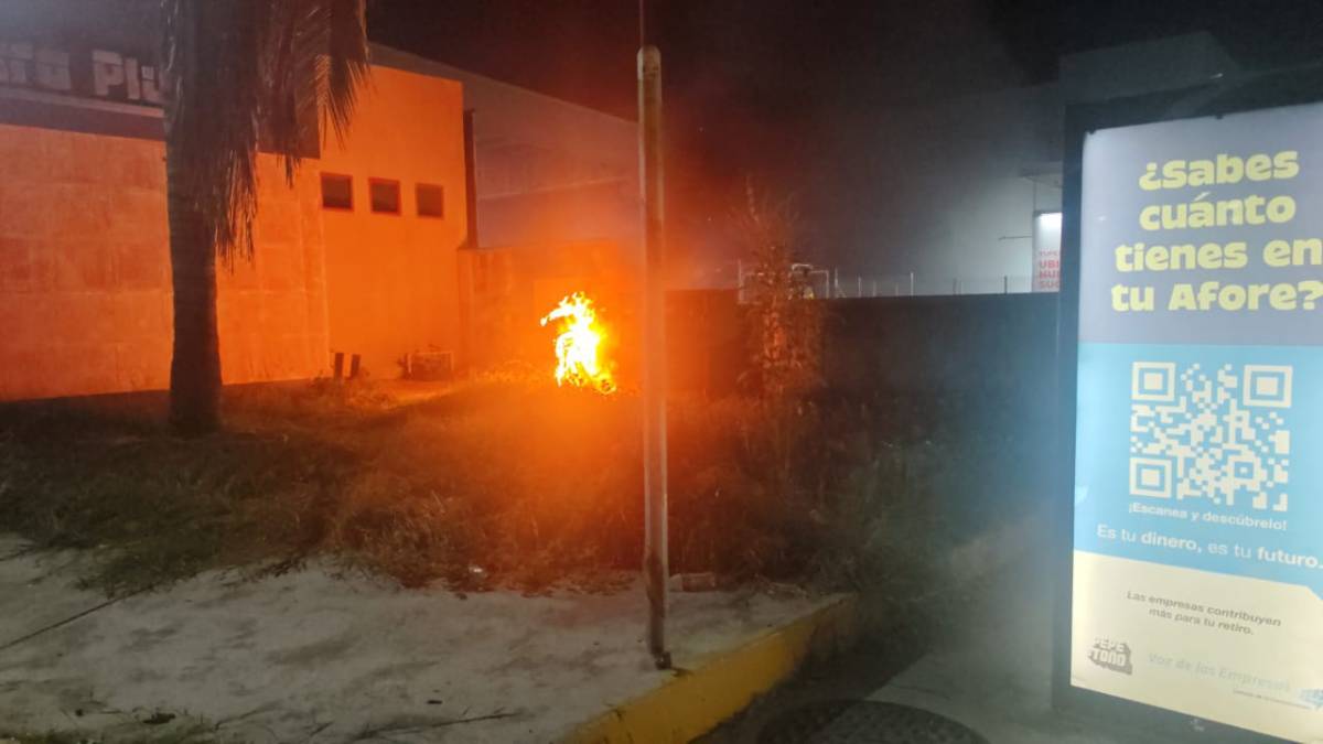 Incendio de motocicleta moviliza a cuerpos de emergencia en central camionera de Mazatlán