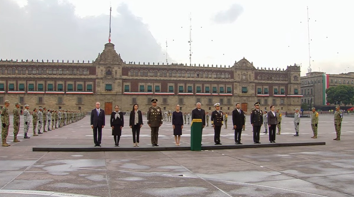 Video: AMLO conmemora a las víctimas de sismos de 1985 y 2017 con izamiento de bandera