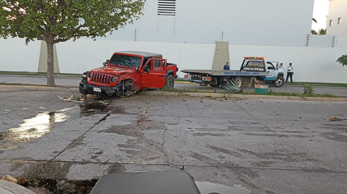 Conductor de una camioneta se impactó contra un árbol en Las Delicias en Los Mochis