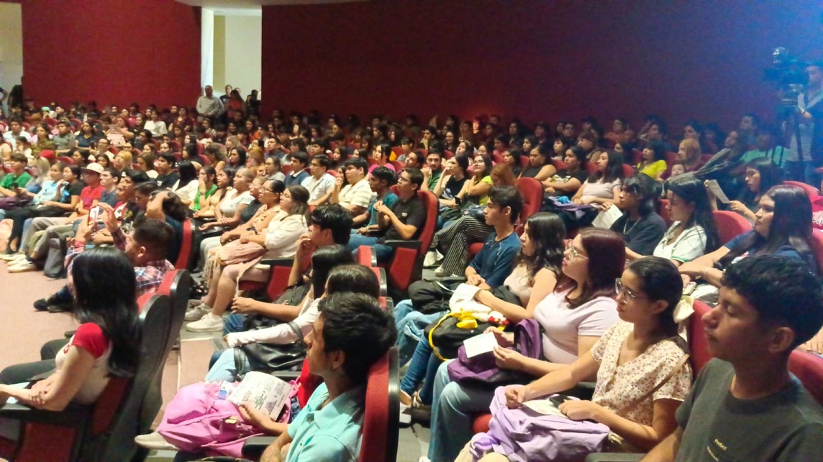 Jóvenes estudiantes defienden las reformas al Poder Judicial; sostienen encuentro en la UAIM y exponen el tema