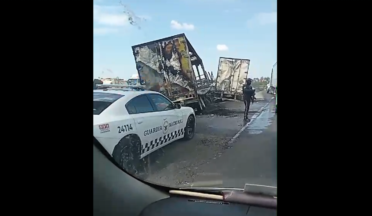 Lenta circulación en la Mazatlán-Culiacán a la altura de Elota; siguen quitando restos de tráileres