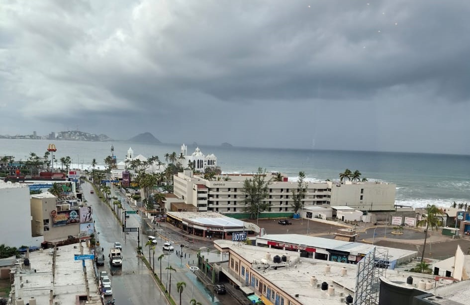 Llueve por sectores en Mazatlán este viernes