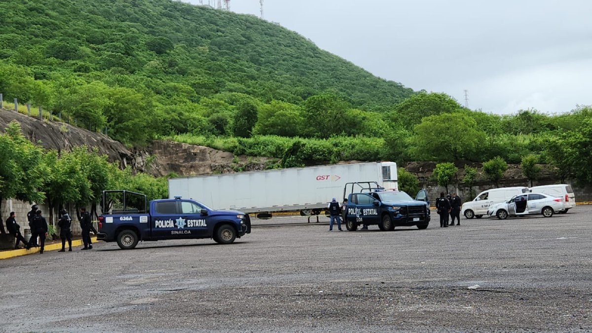 Asesinado a balazos localizan a hombre en el área de descanso de traileros al sur de Culiacán