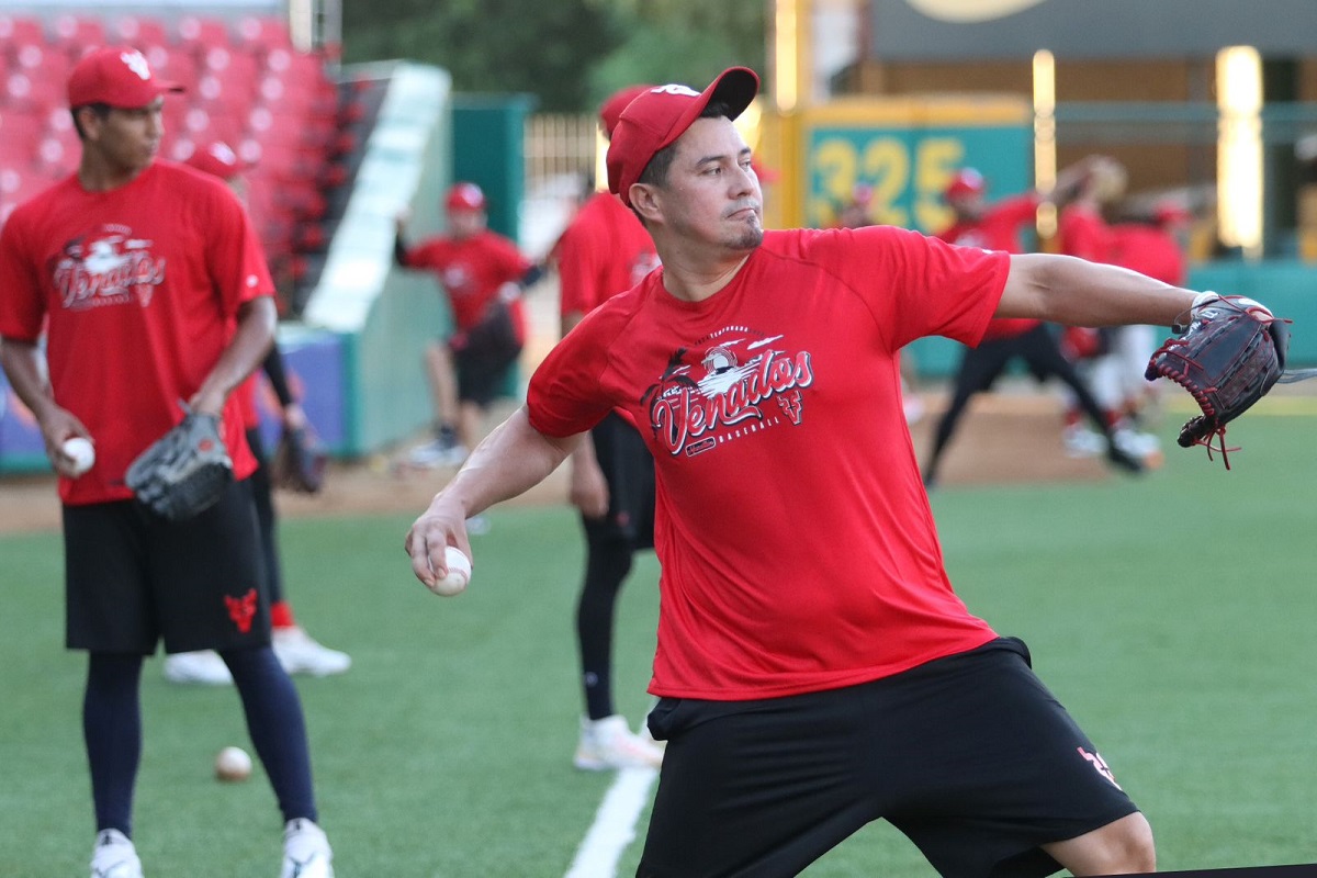 Luis Carlos Rivera dirige primer entrenamiento de los Venados de Mazatlán
