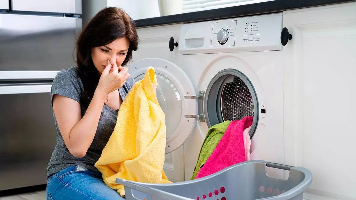 ¿Tu ropa huele a humedad? Aquí te decimos cómo eliminar el olor y sin gastar
