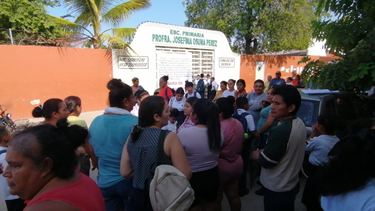 Toman padres de familia supervisión y escuela para exigir el regreso de director en primaria de Mazatlán