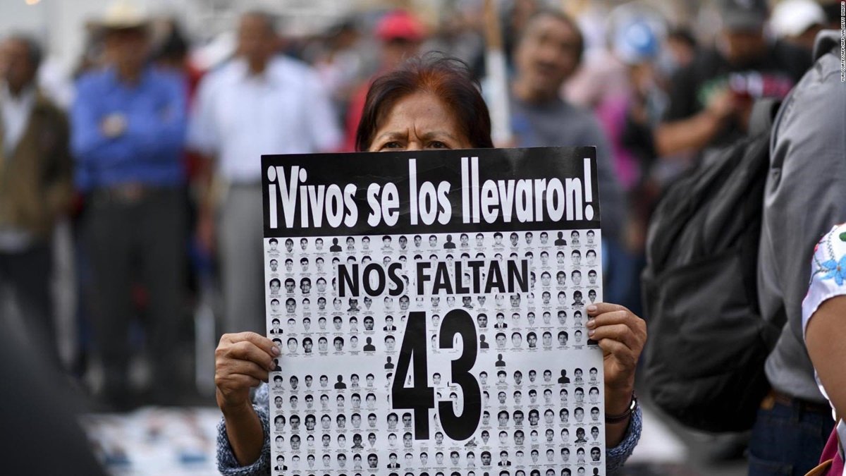 A 10 años de la desaparición de los 43 normalistas de Ayotzinapa, AMLO reconoce que ‘se complicaron las cosas’
