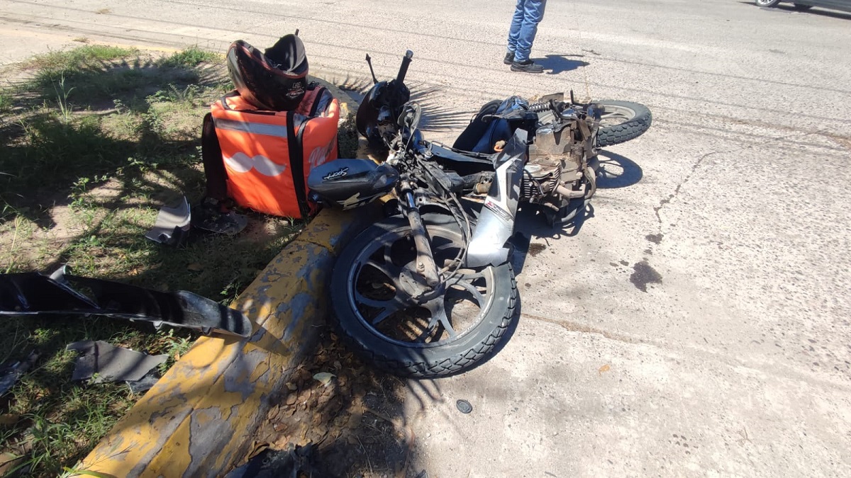 Motociclista sufre accidente en el sector Las Fuentes de la ciudad de Los Mochis