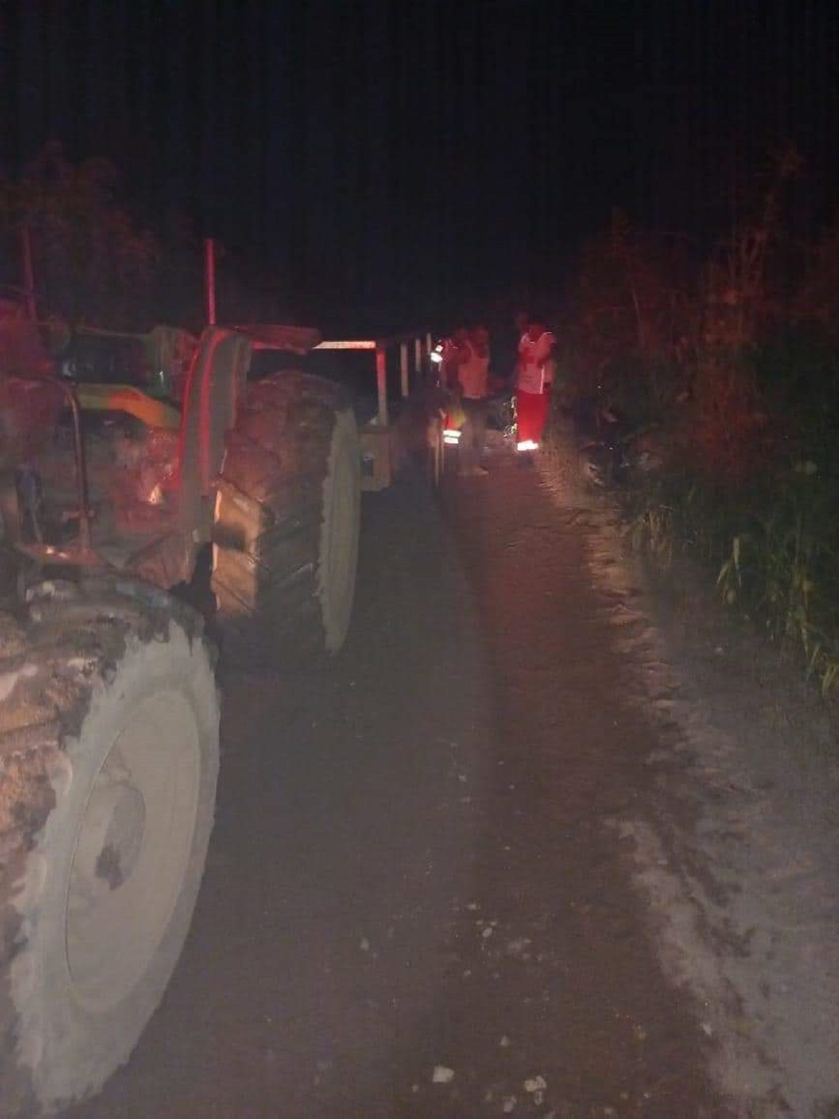 Joven motociclista sufre fractura expuesta tras choque contra tractor en Escuinapa