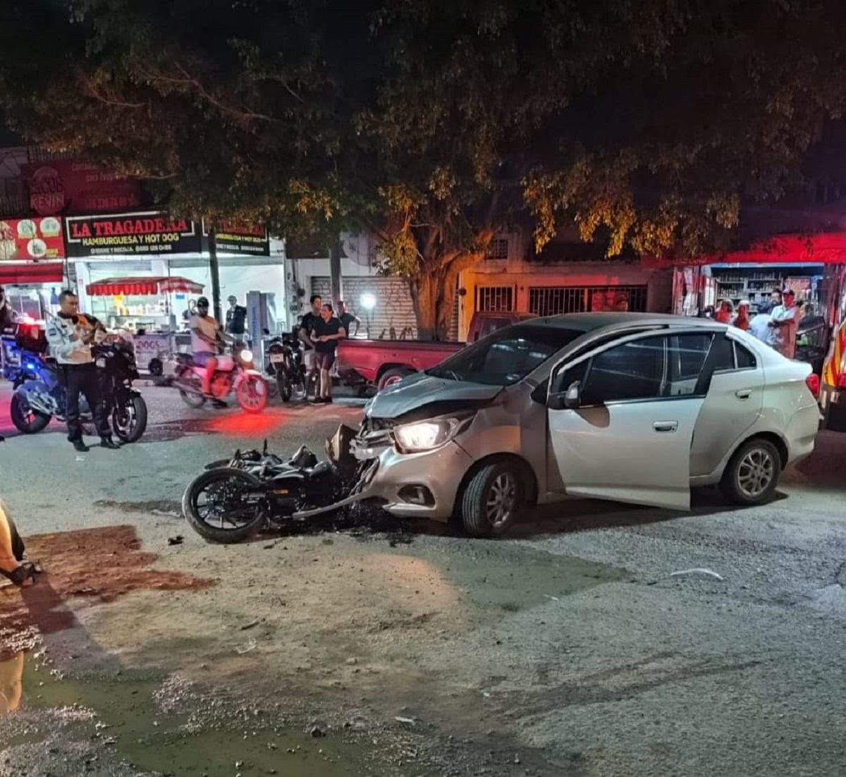 Motociclista termina con posible fractura tras impactarse contra un automóvil en Mazatlán