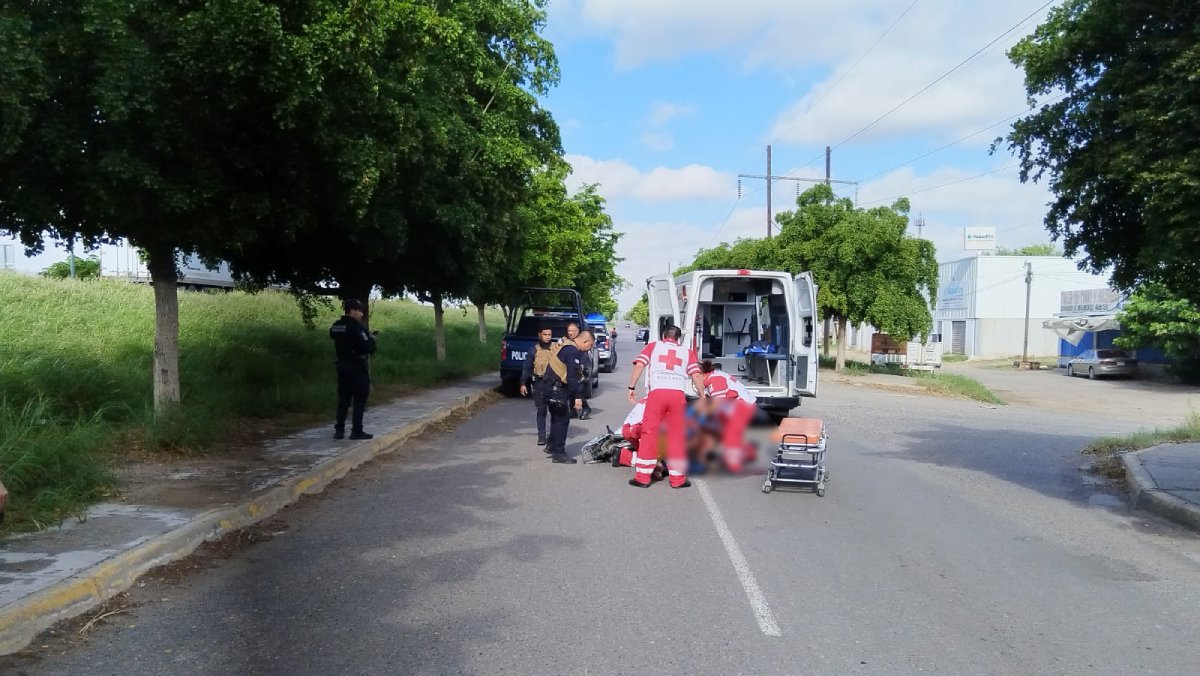 Con heridas en su cabeza terminó un motociclista al ser embestido por camioneta en Guasave