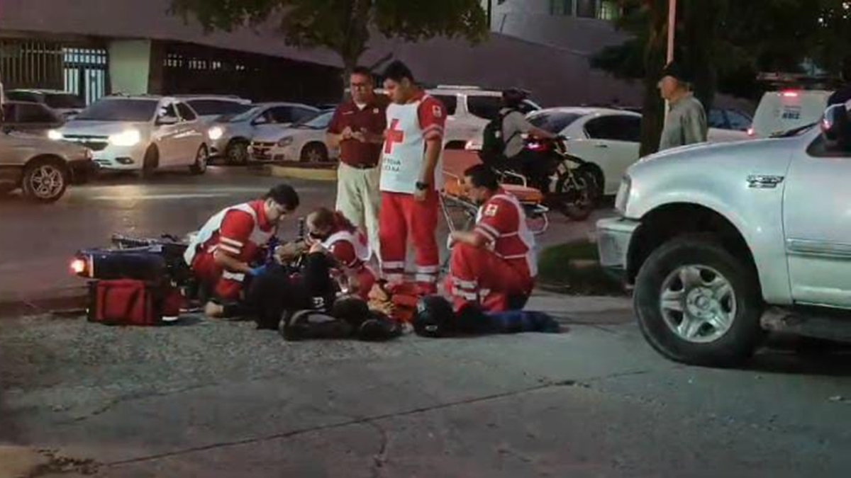 Conductor embiste a motociclista en el sector Las Fuentes, en Los Mochis