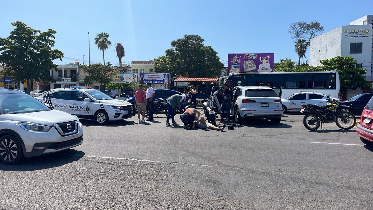 Motociclista resulta lesionado al chocar contra una camioneta en Mazatlán