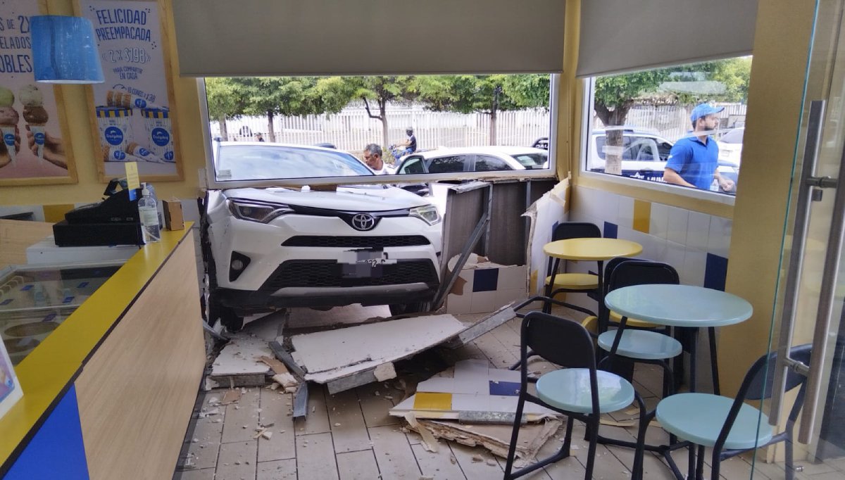 ¡Se mete con todo y su camioneta! Mujer choca en negocio de nieves en Guasave; resulta ilesa