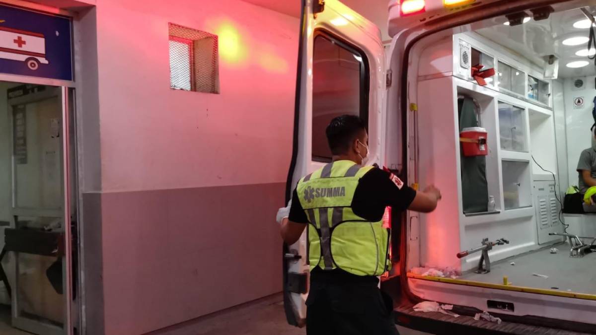 Mujer motociclista es embestida por un automóvil en la Villa de Ahome