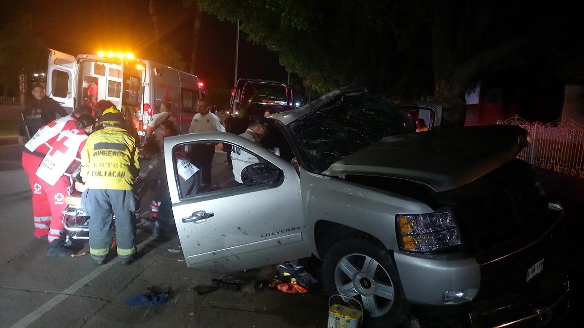 Mujer queda prensada al chocar su camioneta contra un árbol sobre el Malecón Nuevo, en Culiacán