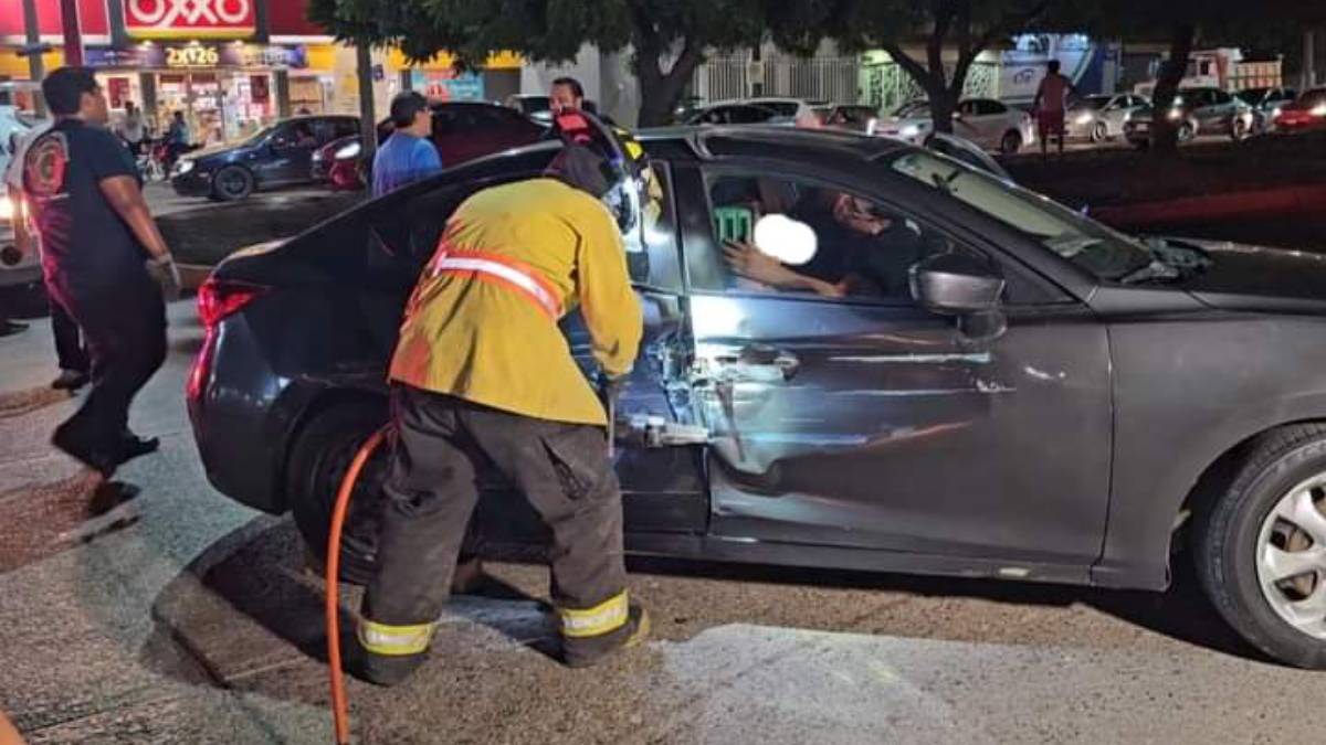 Mujer queda prensada y lesionada tras choque en la avenida Múnich, en Mazatlán