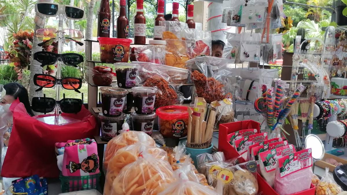 Mujeres emprendedoras venden sus manualidades en la plazuela República