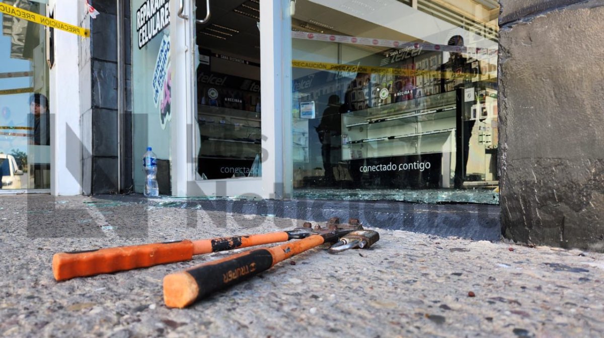 (VIDEO) ¡Llegaron en motos y con mochila de repartidor! Encapuchados roban negocio de celulares en Culiacán