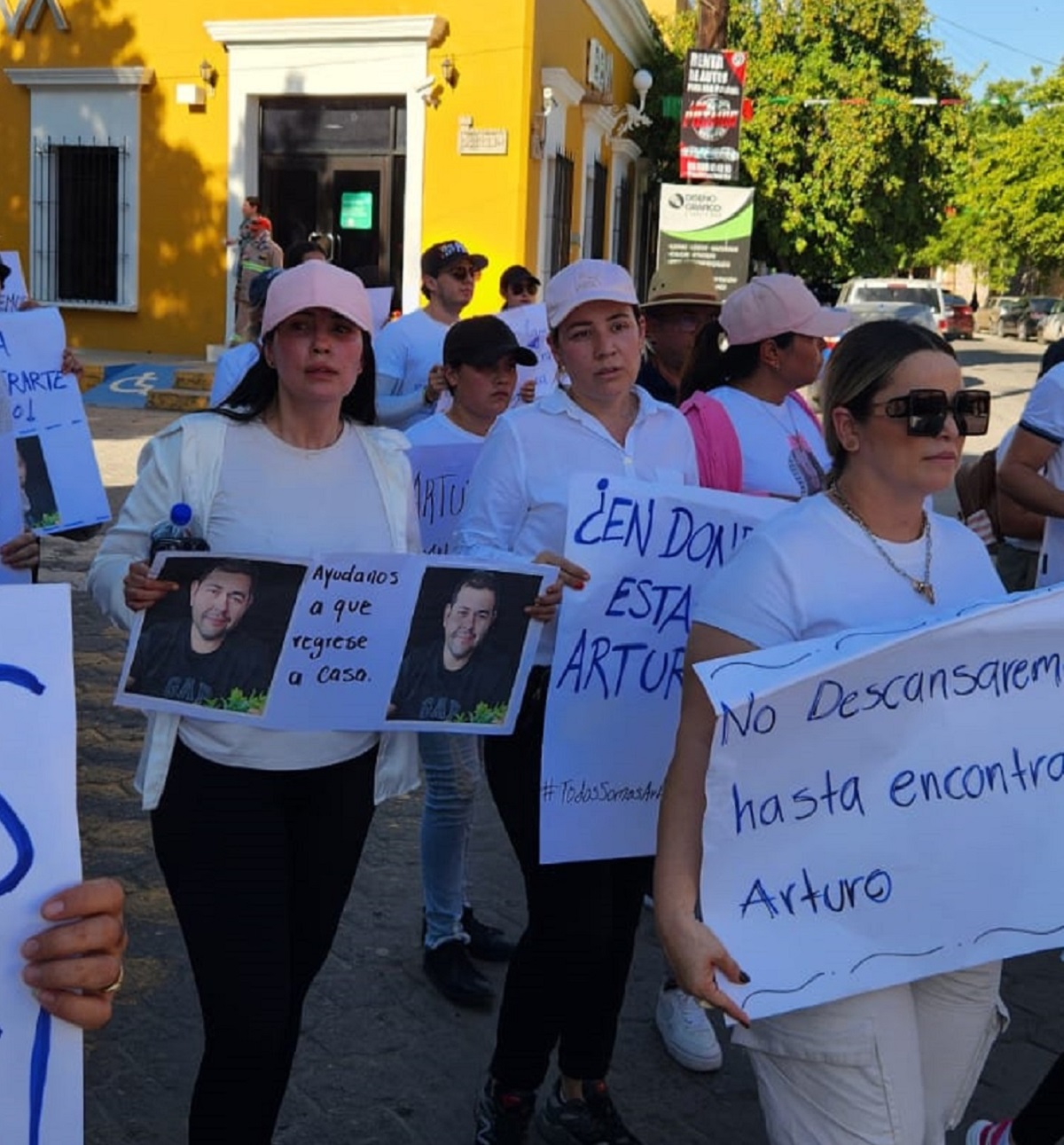 Familiares de Nolberto Arturo marchan por las principales calles de El Fuerte, exigen su regreso