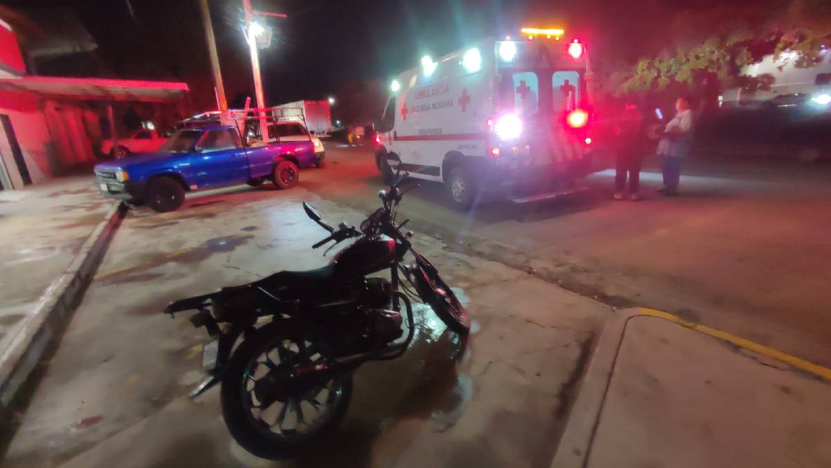 Pareja de motociclistas resultan lesionados tras caer en una zanja en la colonia Tabachines 1, en Los Mochis