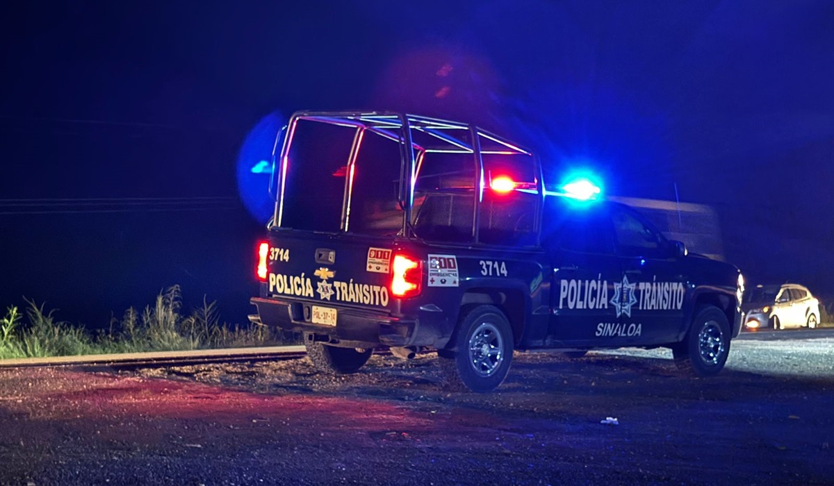 Tractor embiste a dos motociclistas a la salida sur de Guamúchil