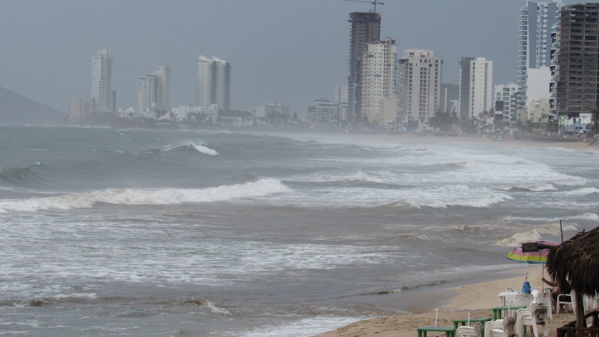 ¿Playa en Mazatlán? Piénselo dos veces, por ‘Ileana’ se esperan olas de hasta cuatro metros de altura