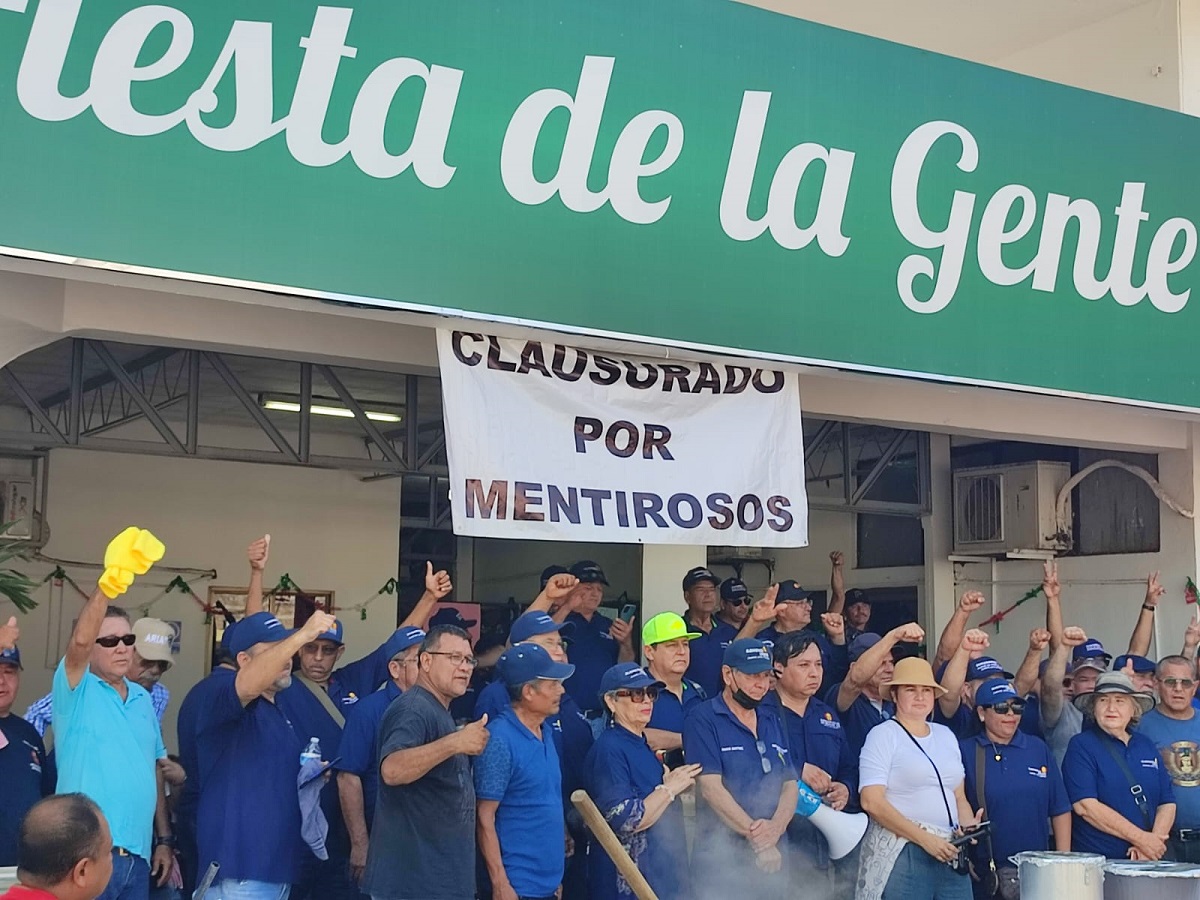 ¡En pie de lucha! Policías jubilados retoman Palacio Municipal de Ahome, ahora es indefinido