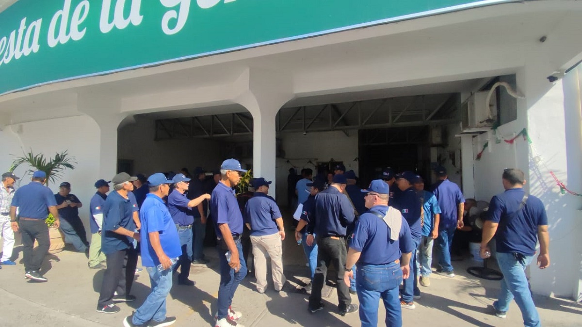Policías jubilados Guerreros Azules toman Palacio Municipal de Ahome, exigen aumentó salarial