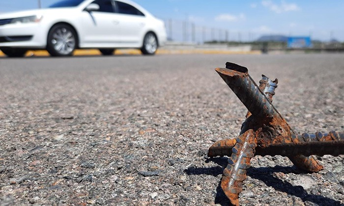 Reportan bloqueo y ponchallantas en el km 63 de la carretera libre Mazatlán-Culiacán, en San Ignacio