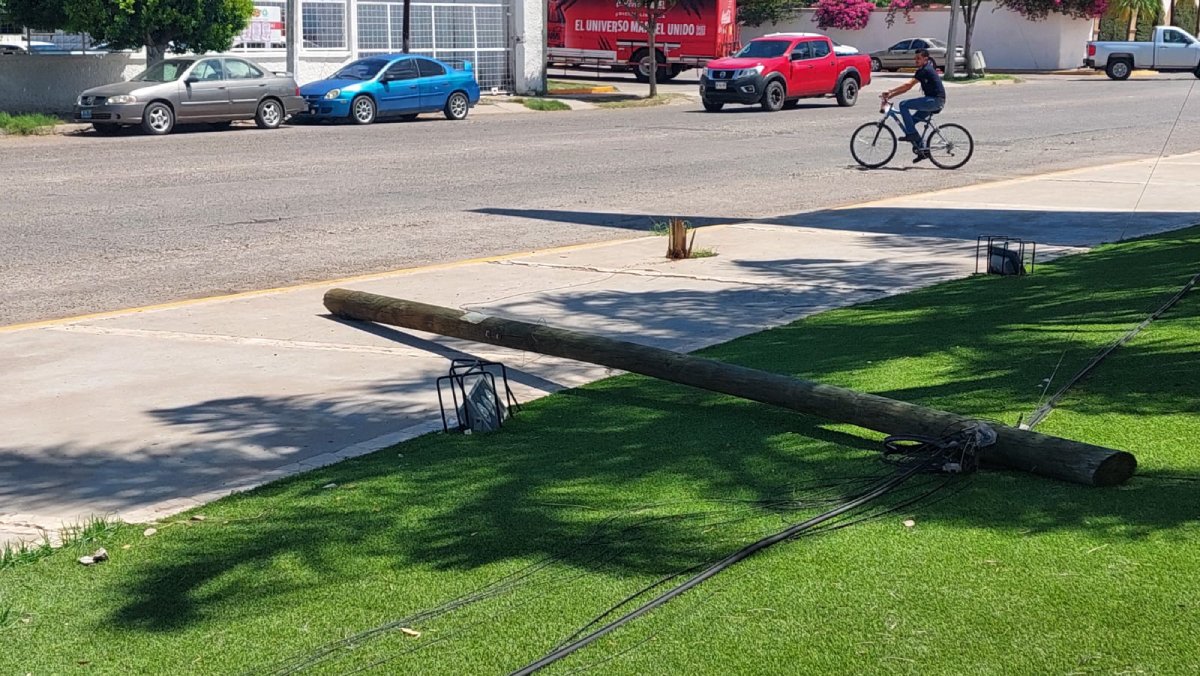 Operador de un tráiler derriba poste de telefonía y daña cables de electricidad en Los Mochis