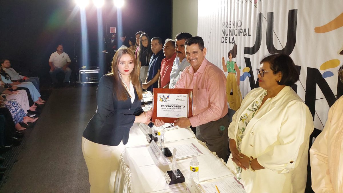 En Salvador Alvarado y Angostura galardonan a 19 jóvenes con el Premio Municipal de la Juventud