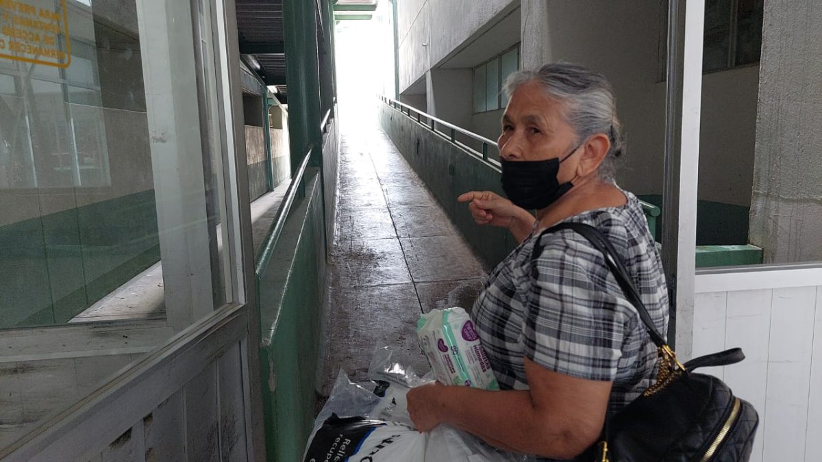 ¡No sirve elevador! A duras penas suben a pacientes en el Hospital General de Los Mochis