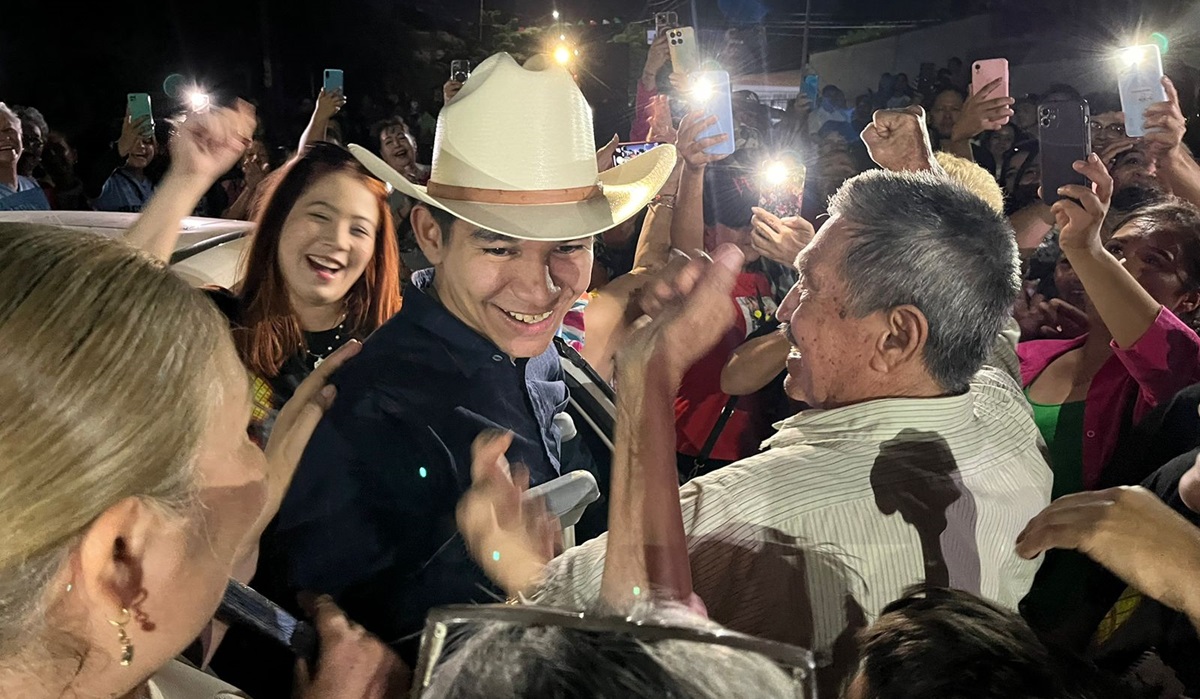 Reciben con porras a Brandon Valenzuela en Bamoa, Guasave tras salir de La Academia